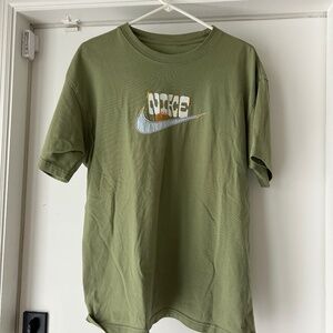 New Nike Sole Craft Tee Garden Green Spark T-Shirt Loose Fit Men’s Size Medium